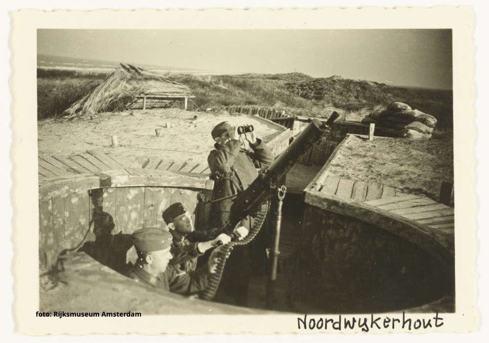 Opstelling voor een luchtdoelmitrailleur bij Noordwijkerhout - Foto: Rijksmuseum